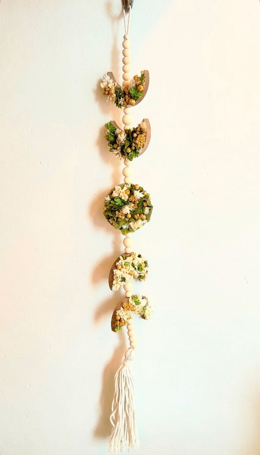 Fase lunar con flores preservadas