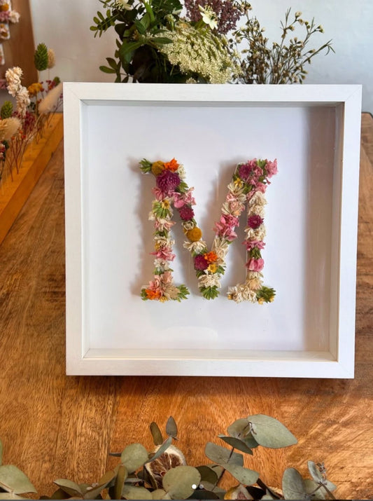 Letra con Flores Preservadas en Cuadro